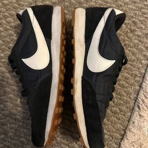 Women’s Nike daybreak shoes black with gum size 8
